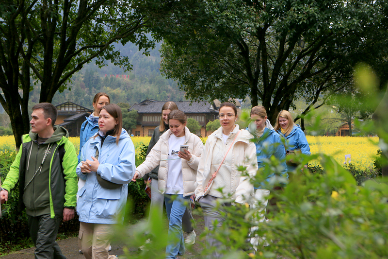 黃龍洞景區(qū)入境游持續(xù)升溫，國際“朋友圈”不斷擴容